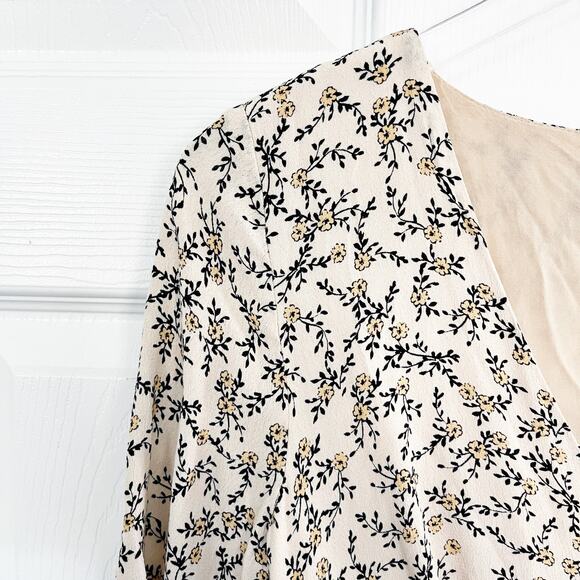 Cupcakes and Cashmere Roxbury Ditsy Floral Dress - Picture 4 of 11